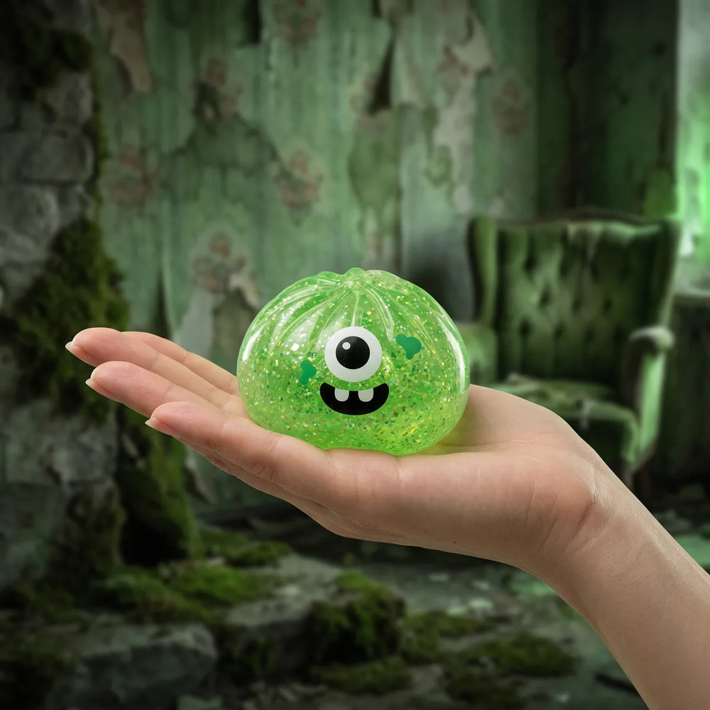Squishy Dumpling Monstre vert à un œil — Halloween — tenu dans la main, échelle réelle