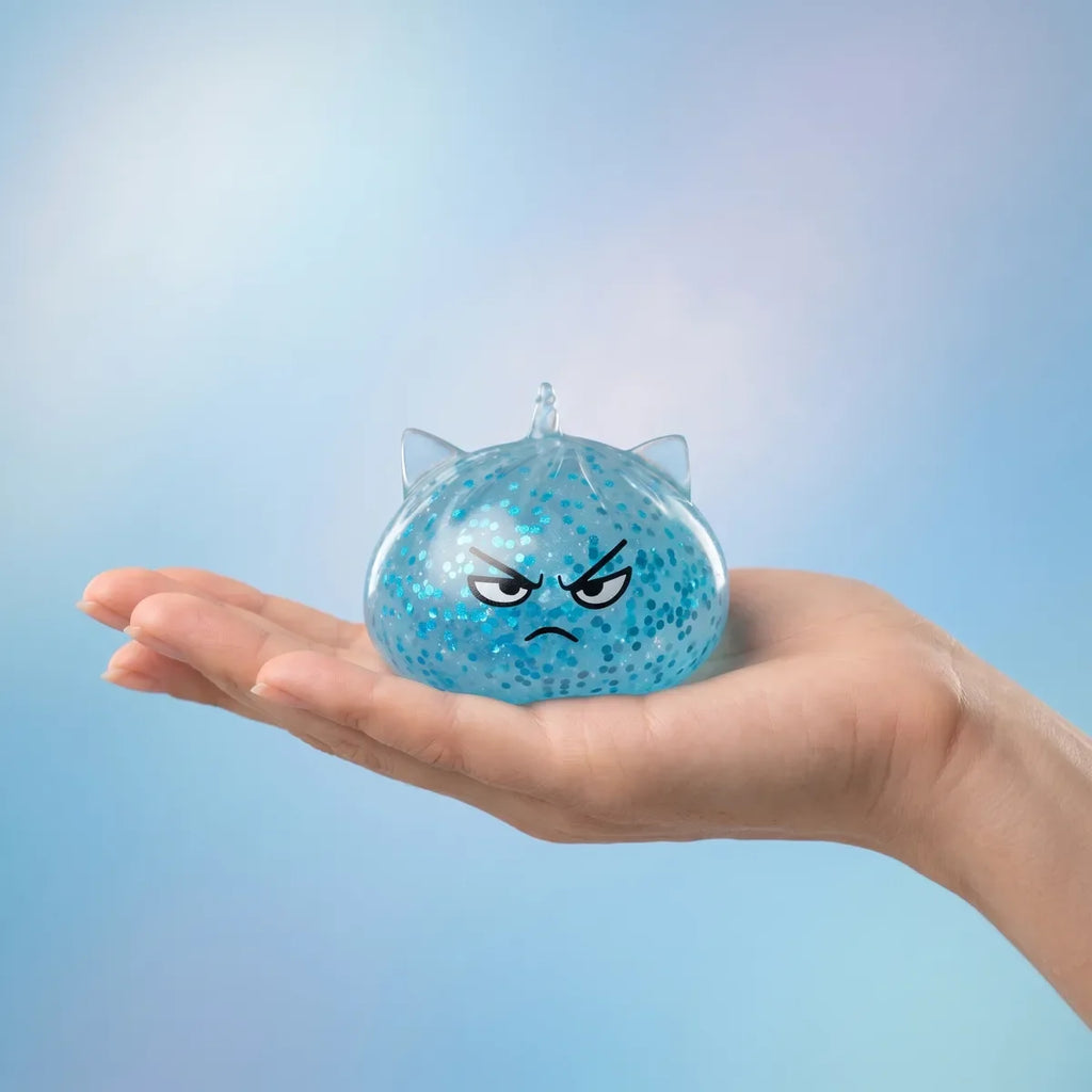 Squishy Dumpling Mystère Licorne Série Courte — tenu dans la main
