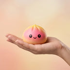 Mini Squishy Dumpling Mystère Dégradé — tenu dans la main