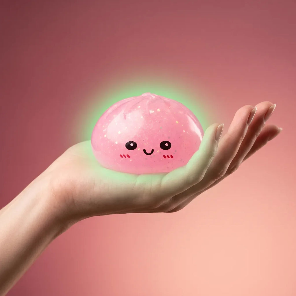 Squishy Dumpling Mystère Phosphorescent — tenu dans la main