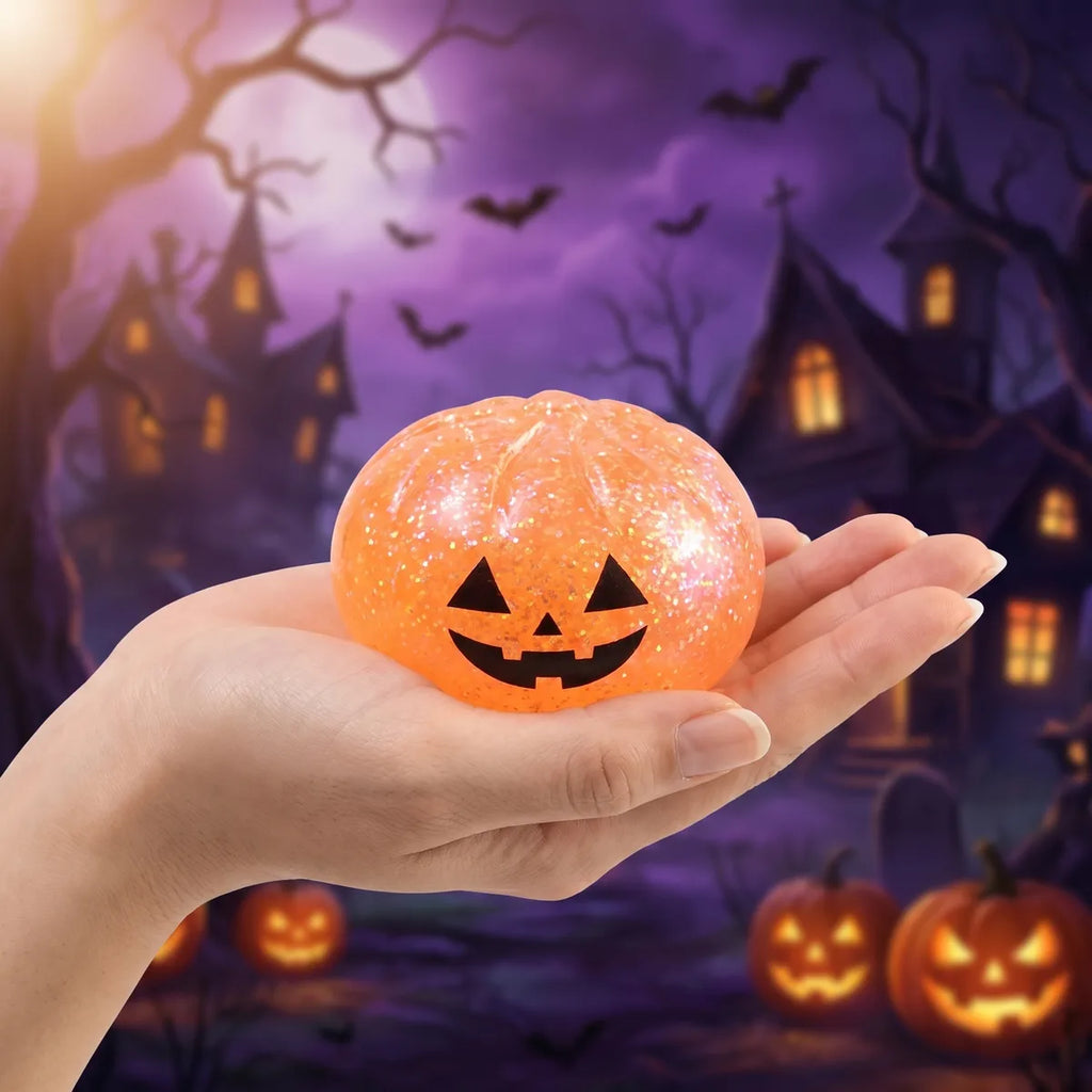 Squishy Dumpling Mystère Halloween — tenu dans la main, échelle réelle