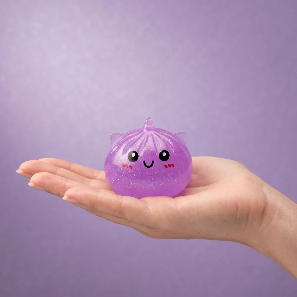 Mini Squishy Dumpling Mystère Licorne — tenu dans la main