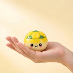 Squishy Dumpling Mystère Ballon de Foot — tenu dans la main