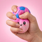 Squishy Dumpling Mystère Ballon de Foot — pressé entre les doigts