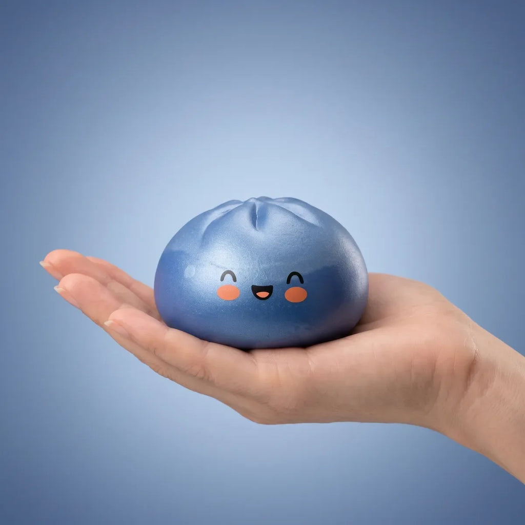Squishy Dumpling Bleu Nuit — tenu dans la main