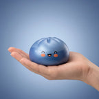 Squishy Dumpling Bleu Nuit — tenu dans la main