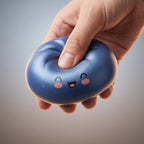 Squishy Dumpling Bleu Nuit — pressé entre les doigts