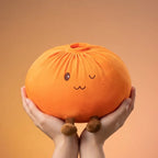 Squishy Dumpling Orange XXL Coussin — tenu à deux mains