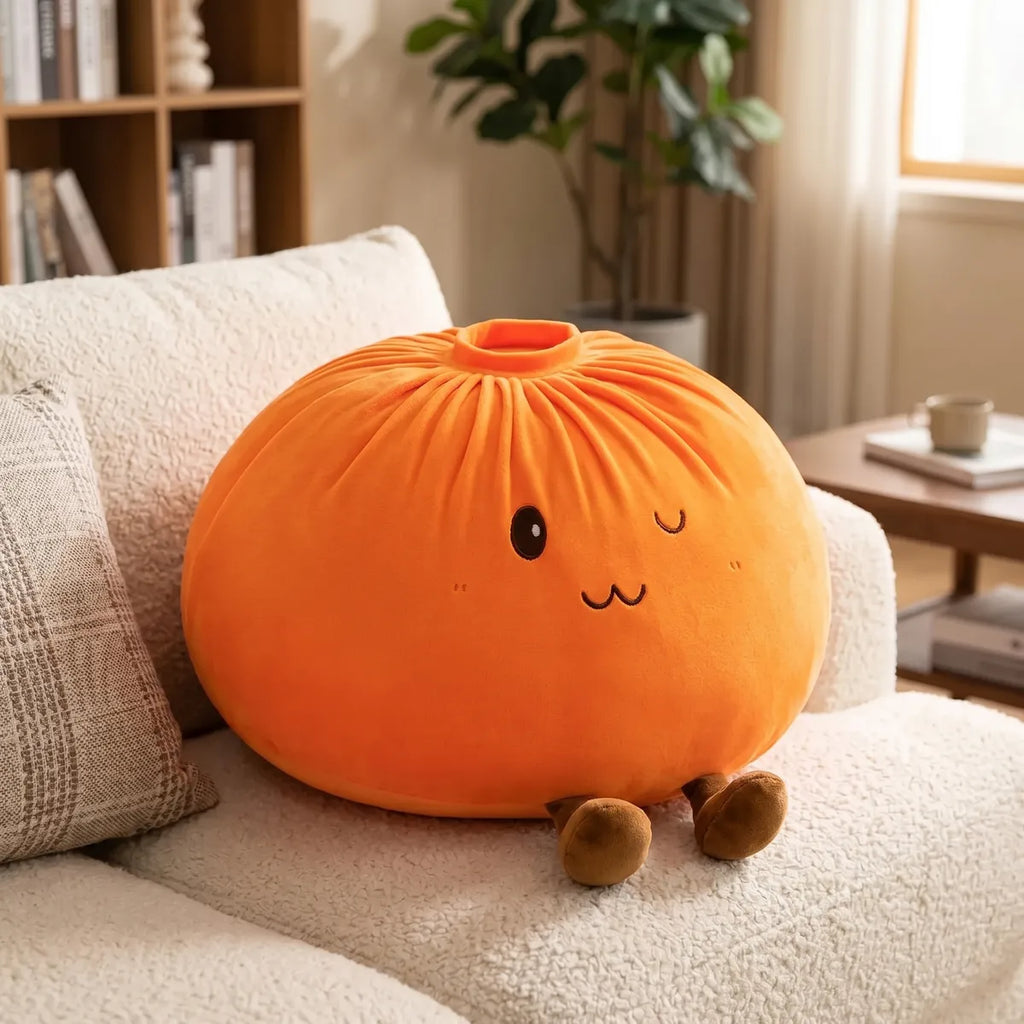 Squishy Dumpling Orange XXL Coussin — posé sur un canapé