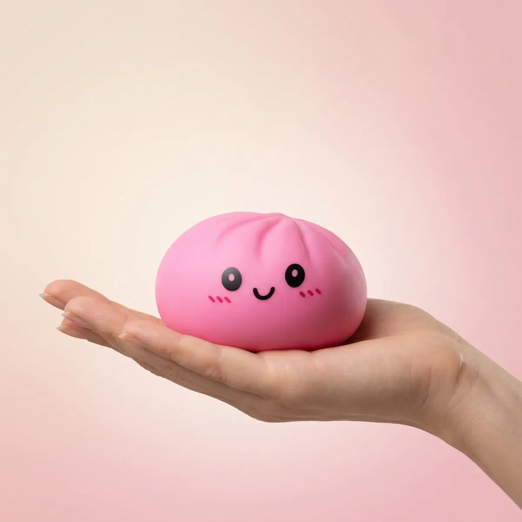 Squishy Dumpling Rose Poudré — tenu dans la main