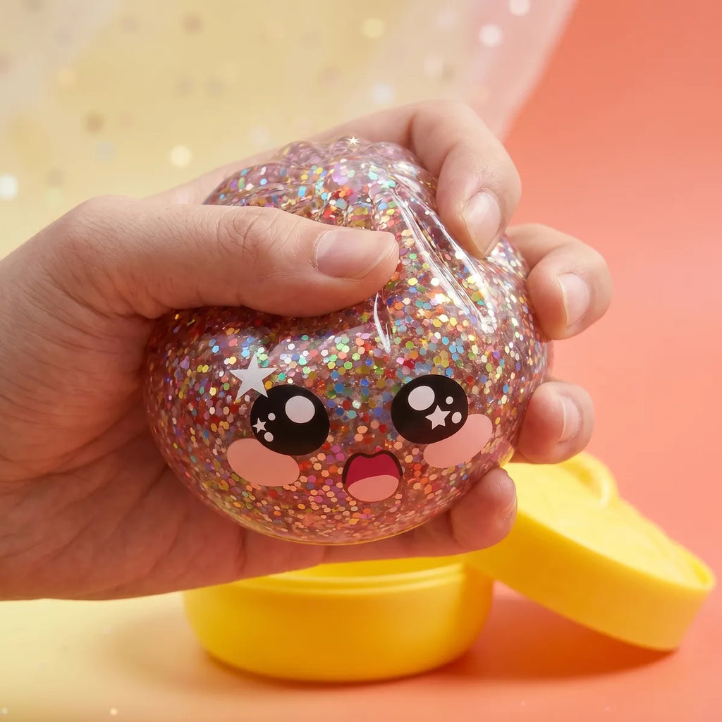 Squishy Dumpling Galaxie Rose — en situation de jeu