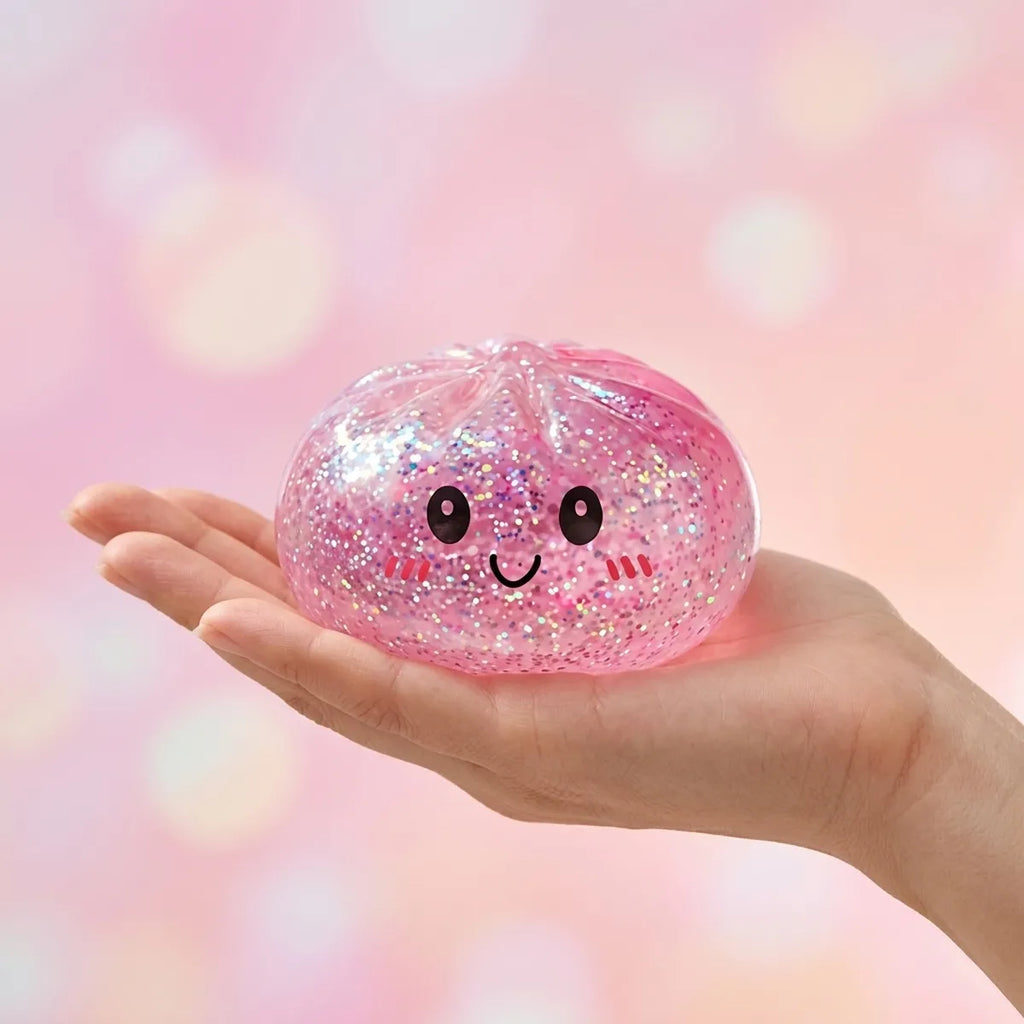 Squishy Dumpling Rose à Paillettes — tenu à la main