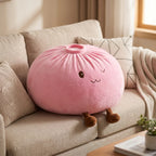 Squishy Dumpling Rose XXL Coussin — posé sur un canapé
