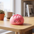 Squishy Dumpling Bubble Rose Marbré — posé sur un bureau