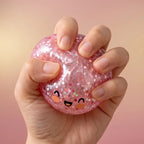 Squishy Dumpling Rose Bubblegum Pailleté — pressé entre les doigts