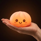 Veilleuse Squishy Dumpling Rose — tenue dans la main