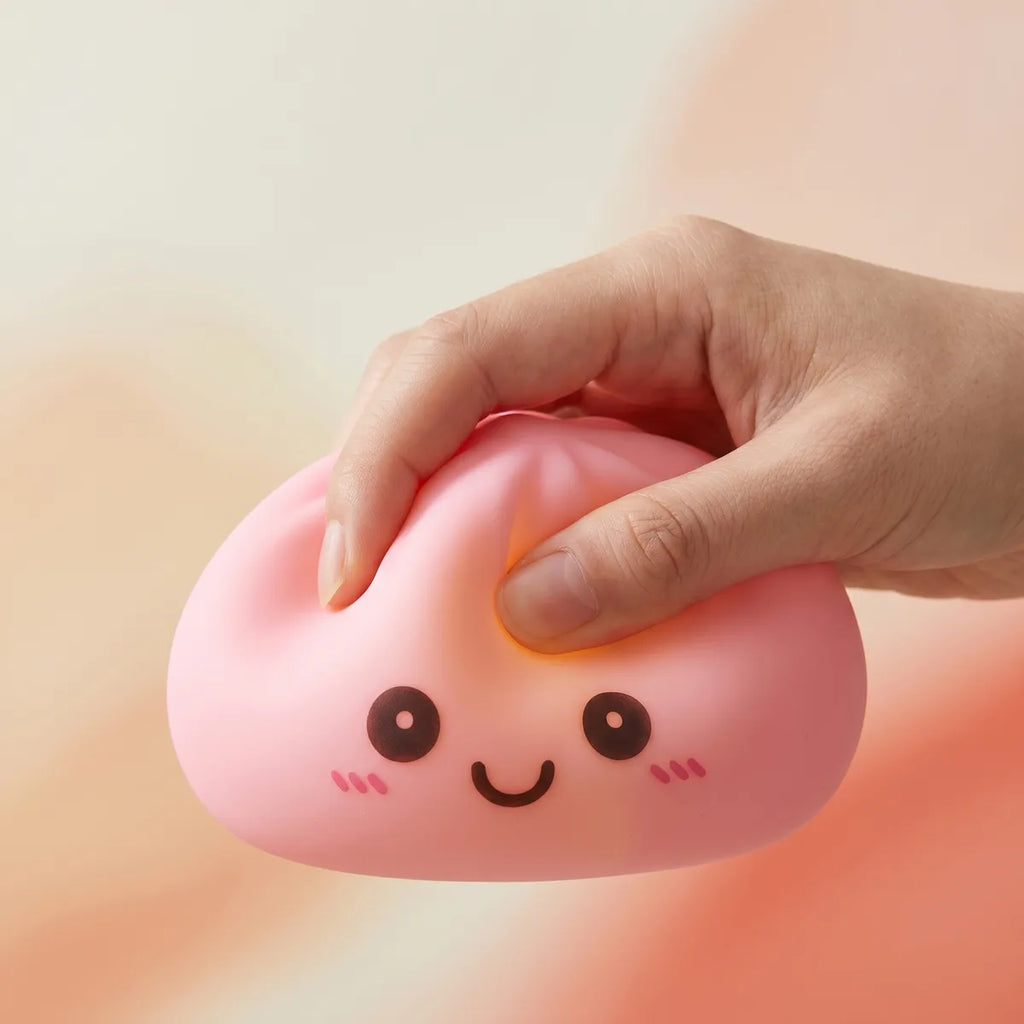 Veilleuse Squishy Dumpling Rose — pressée entre les doigts