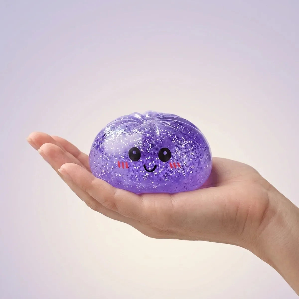 Squishy Dumpling Violet à Paillettes — tenu à la main