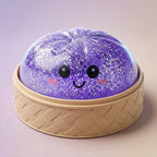 Squishy Dumpling Violet à Paillettes — posé dans son panier vapeur en bambou