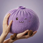 Squishy Dumpling Violet XXL Coussin — tenu à deux mains
