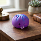 Squishy Dumpling Bubble Violet Cosmique — posé sur un bureau