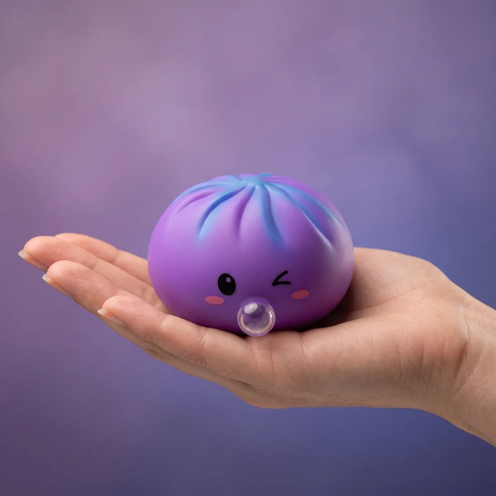 Squishy Dumpling Bubble Violet Cosmique — tenu dans la main