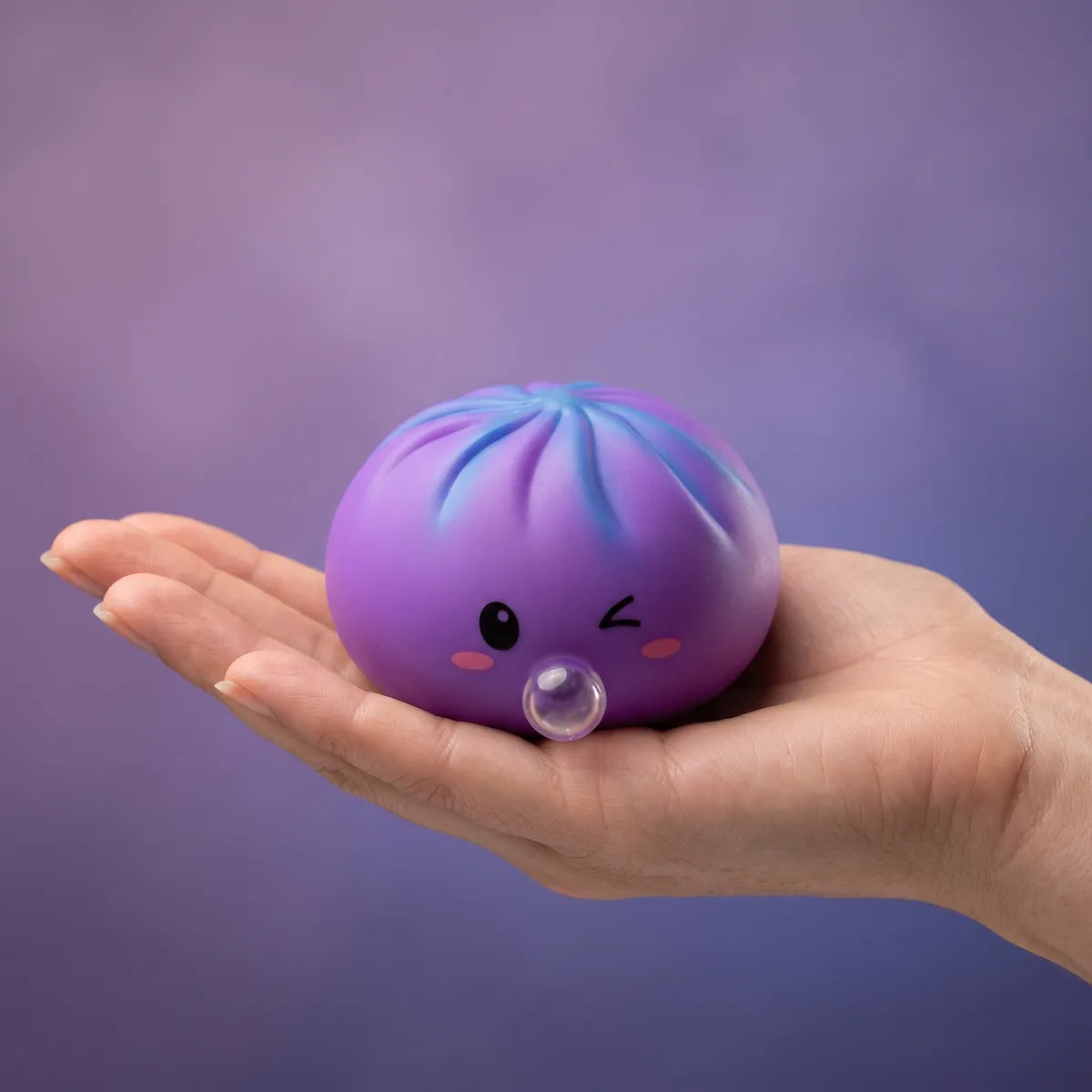 Squishy Dumpling Bubble Violet Cosmique — tenu dans la main