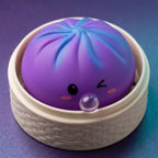Squishy Dumpling Bubble Violet Cosmique — dans son panier vapeur en bambou