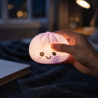 Veilleuse Squishy Dumpling Violette — allumée dans l'obscurité