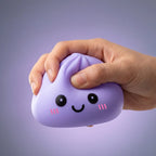 Veilleuse Squishy Dumpling Violette — pressée entre les doigts