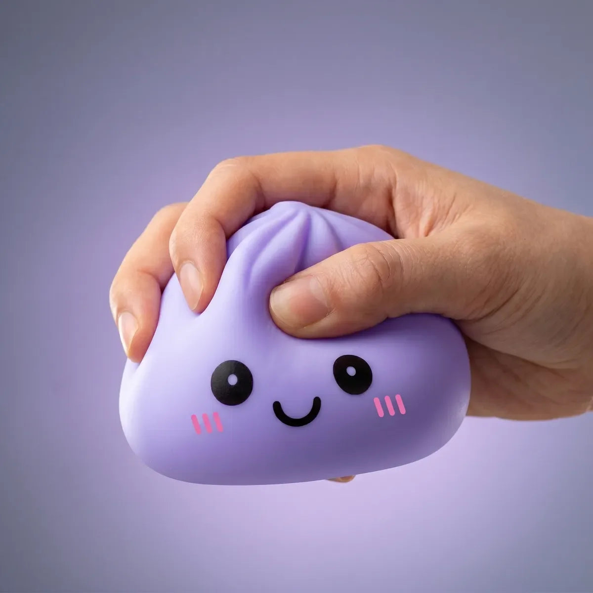 Veilleuse Squishy Dumpling Violette — pressée entre les doigts