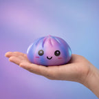Squishy Dumpling Tie & Dye Violet — tenu dans la main, échelle réelle