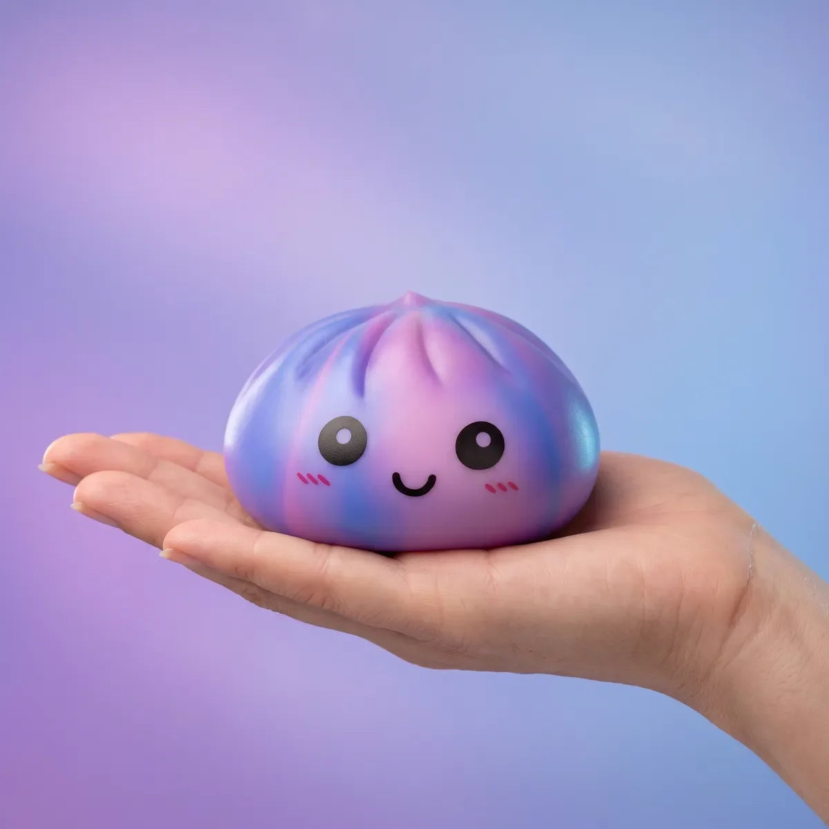 Squishy Dumpling Tie & Dye Violet — tenu dans la main, échelle réelle