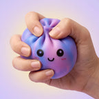 Squishy Dumpling Tie & Dye Violet — pendant la remontée lente de la pâte