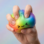 Squishy Dumpling Prisme Arc-en-ciel — pressé entre les doigts