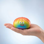 Squishy Dumpling Mystère Arc-en-ciel — tenu dans la main