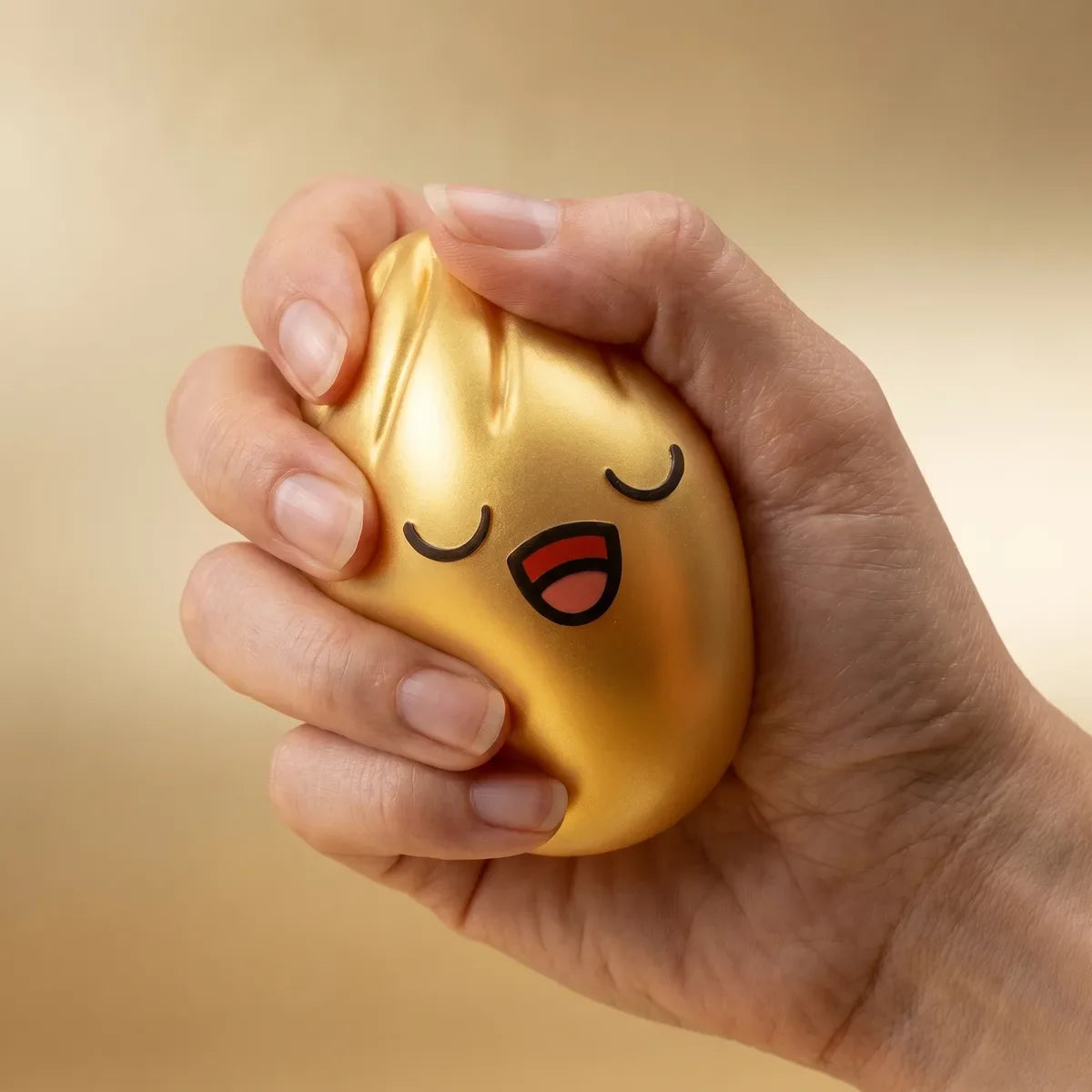 Squishy Dumpling Or Chromé — en situation de jeu