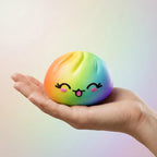Squishy Dumpling Arc-en-ciel Chromé — tenu à la main