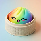 Squishy Dumpling Arc-en-ciel Chromé — posé dans son panier vapeur en bambou