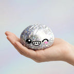 Squishy Dumpling Argent Chromé — tenu à la main