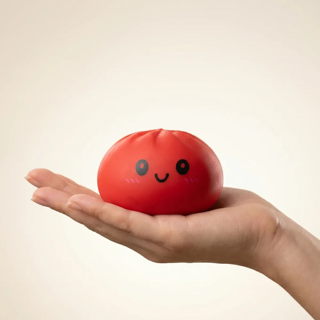 Squishy Dumpling Rouge Cerise — tenu dans la main