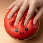 Squishy Dumpling Rouge Cerise — pressé entre les doigts