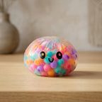 Squishy Dumpling Bubble Multicolore — posé sur un bureau