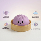 Squishy Dumpling Magenta Fruits Rouges — dimensions comparées à une main