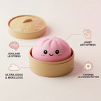 Squishy Dumpling Rose Poudré — dimensions comparées à une main
