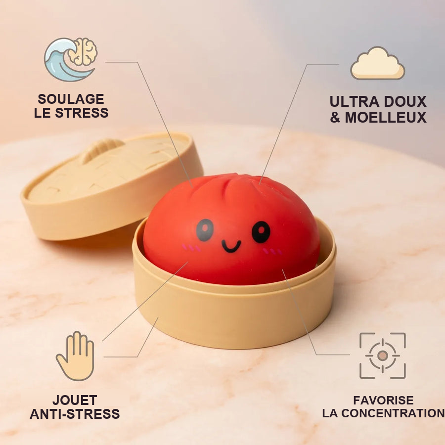 Squishy Dumpling Rouge Cerise — dimensions comparées à une main