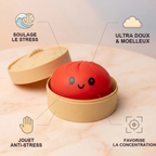 Squishy Dumpling Rouge Cerise — dimensions comparées à une main