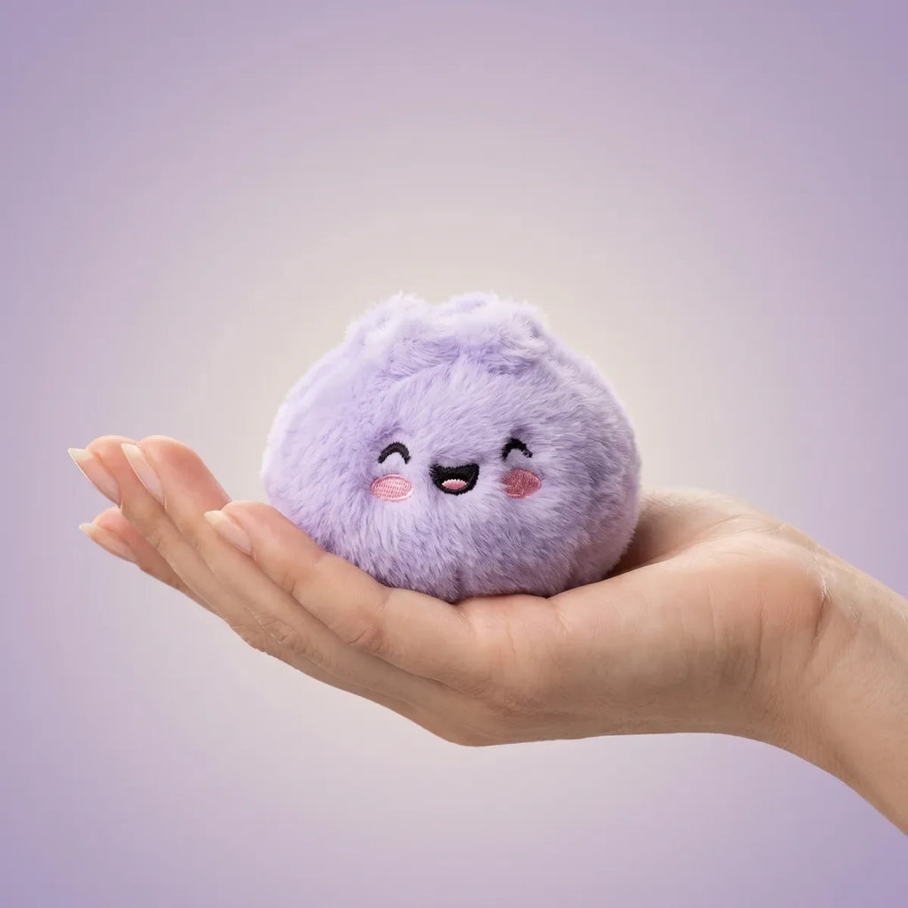 Squishy Dumpling Mystère Peluche — tenu dans la main