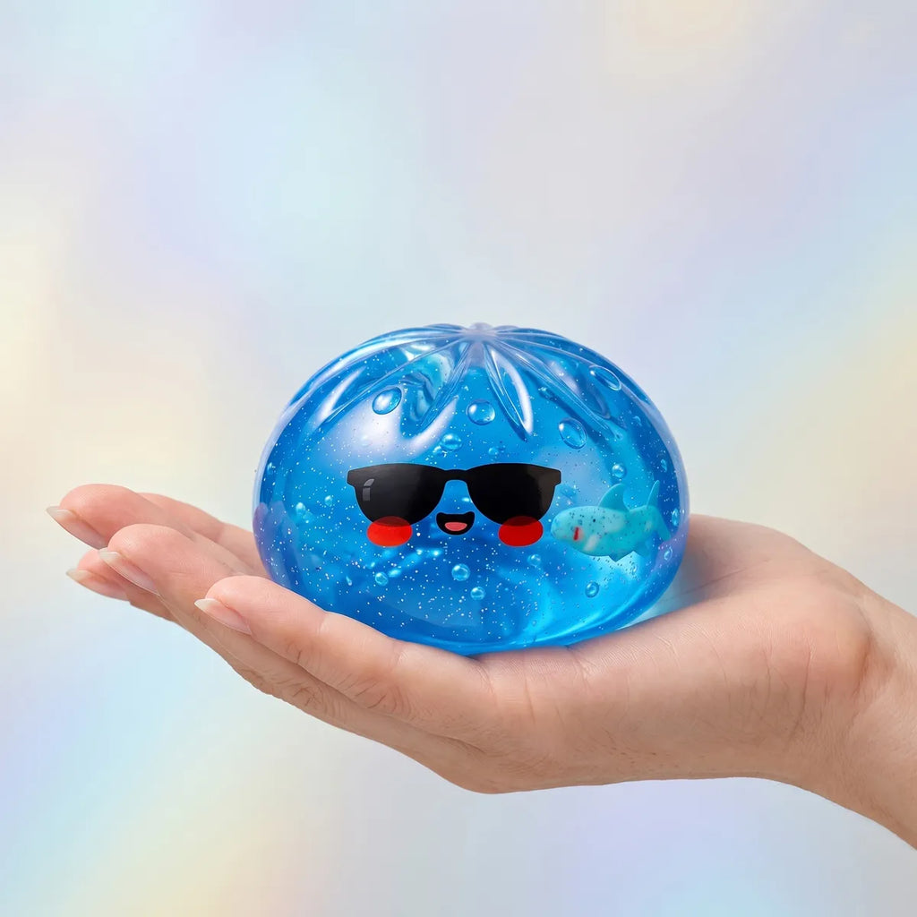 Squishy Dumpling à Lunettes Noires — tenu dans la main