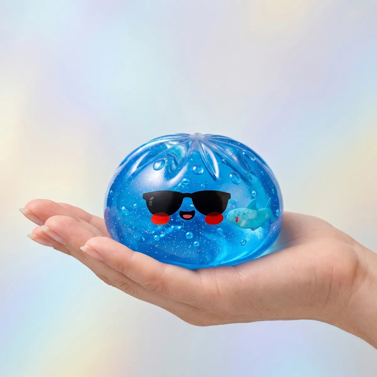Squishy Dumpling à Lunettes Noires — tenu dans la main